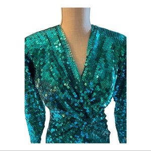 Green vintage long sleeve sequined dress size 4. Formal. Zipped back . comfy